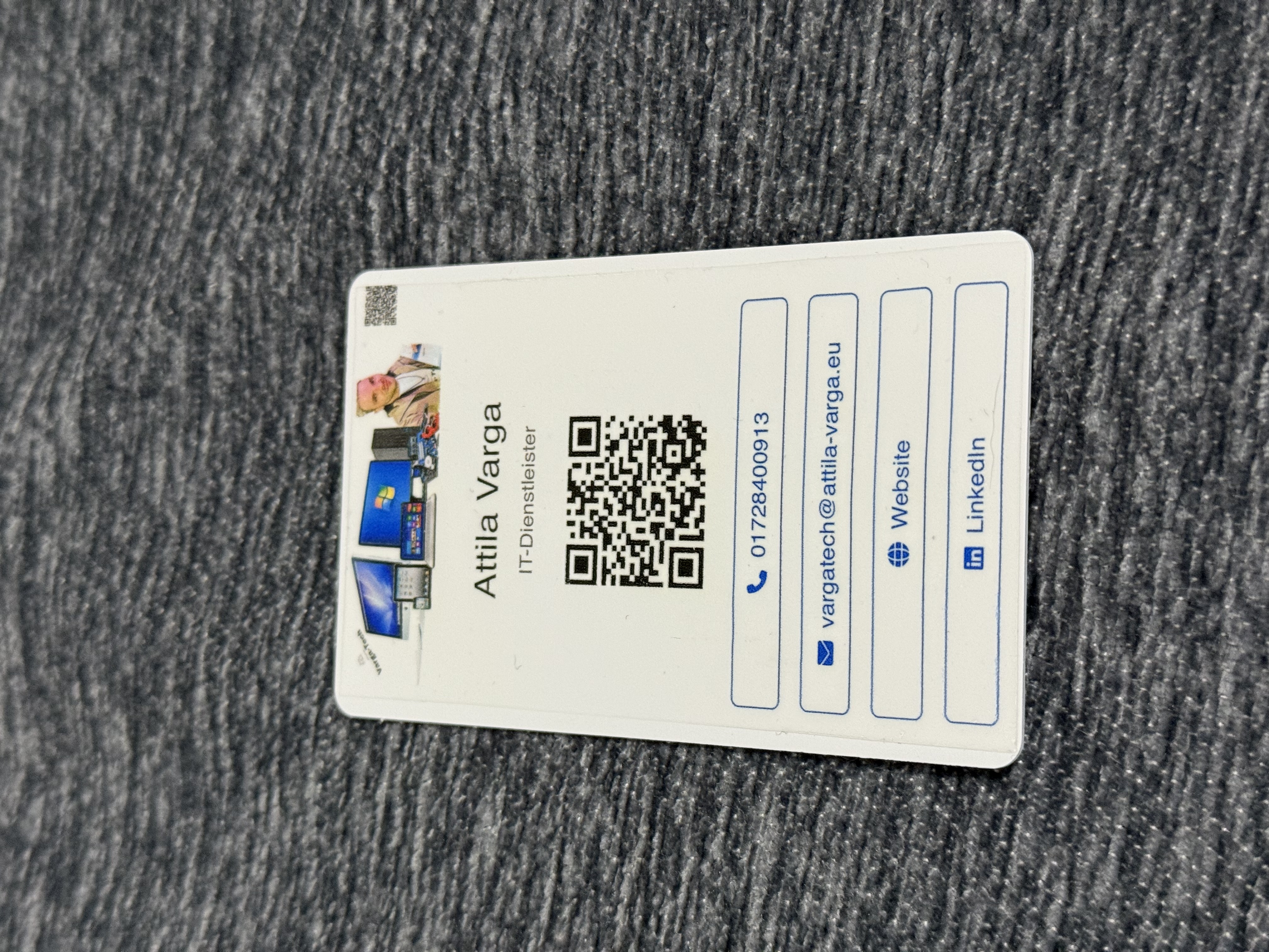 Digitale NFC-Visitenkarte Vorderansicht mit eingebettetem QR-Code und NFC-Chip