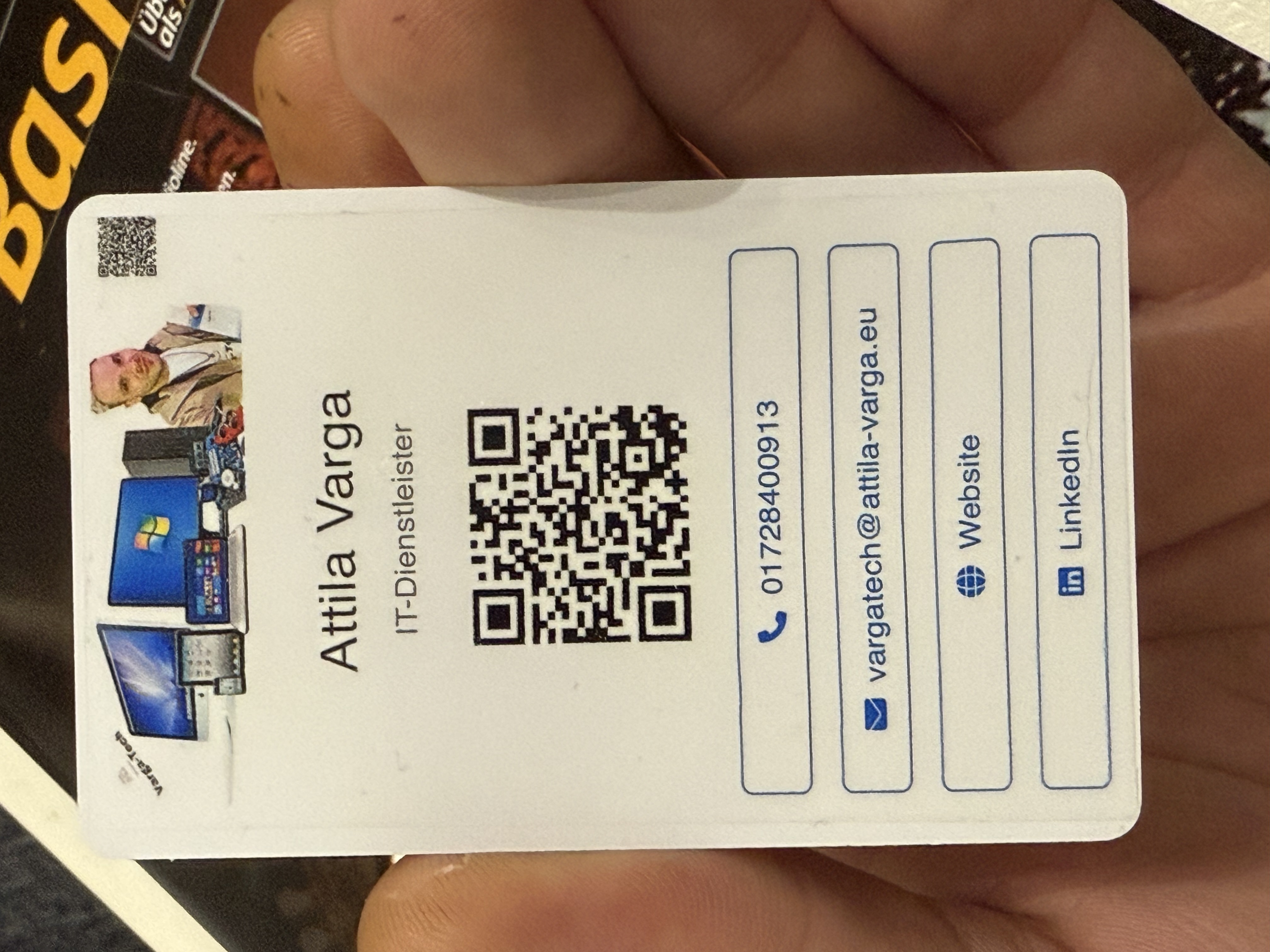 Unsere NFC-Visitenkarte in der Hand – kompakte Größe und moderne Optik